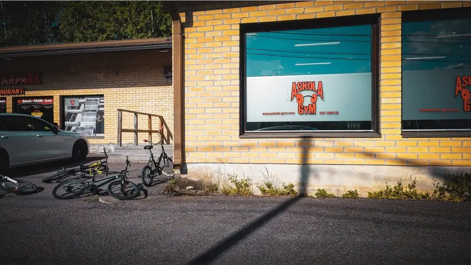 Askola Gymin keltatiilinen rakennus, ikkunassa salin logo