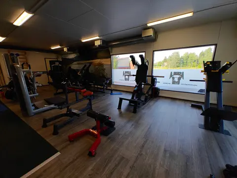 Kuntolaitteita salin isojen ikkunoiden edessä